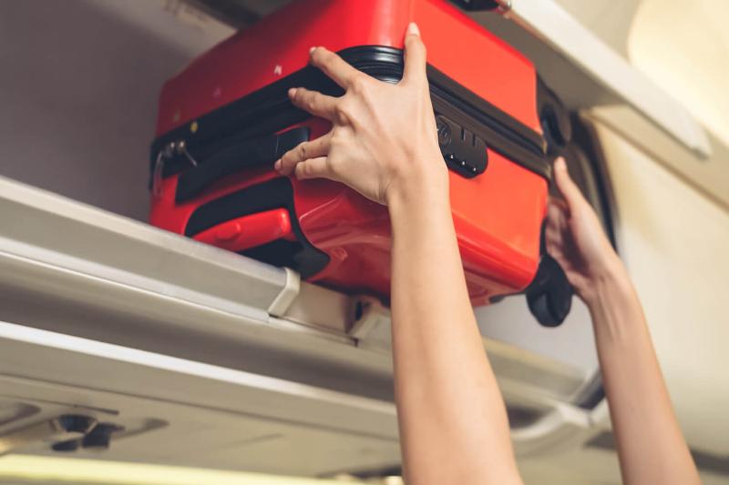 Hành động trả tiền để mua một sản phẩm đóng gói 2 lít tại cửa hàng